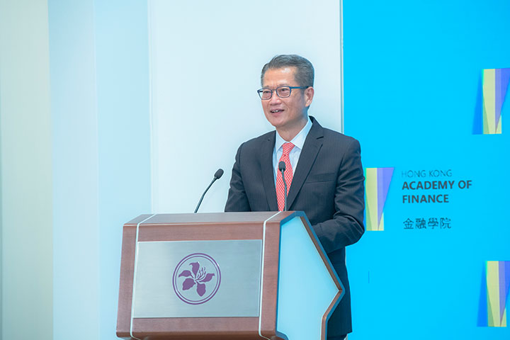 財政司司長兼金融學院榮譽院長陳茂波先生在「從疫後經濟復甦說起」網上研討會致開幕辭。