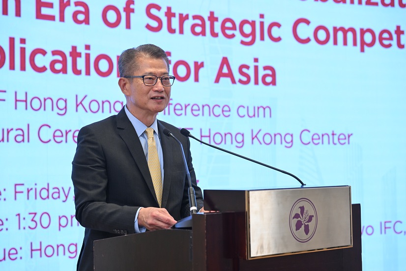 Mr Paul CHAN Mo-po, Financial Secretary of HKSAR and Honorary President of the AoF, gave opening remarks.