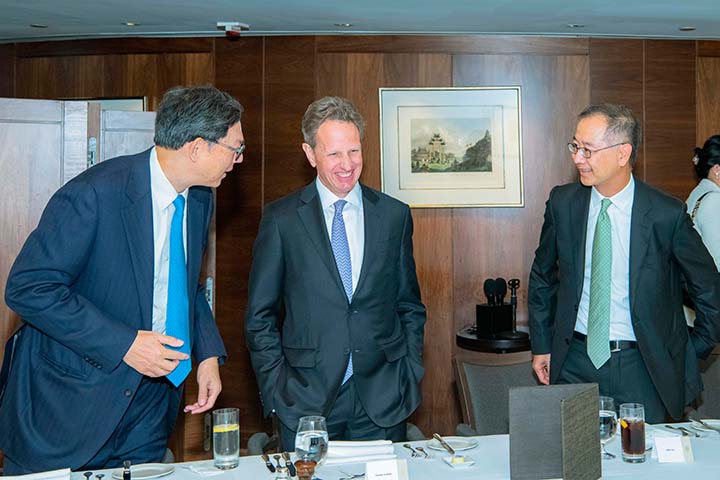 Mr Eddie Yue, Chairman of the AoF (right) and Mr Norman Chan, Senior Adviser of the AoF (left), welcome Mr Geithner (middle) to the luncheon.
