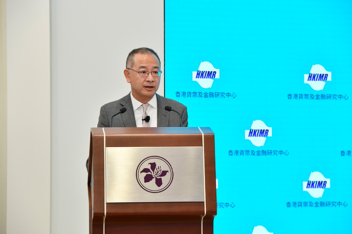 (上) 金管局总裁余伟文先生在开幕词中说他有信心中国经济会成功转型过渡到高质量发展的新阶段。